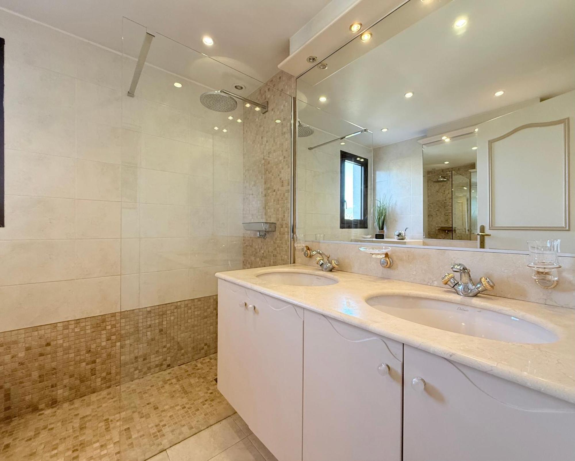 Somptueux Deux Pieces, Entre & Piscine ! *